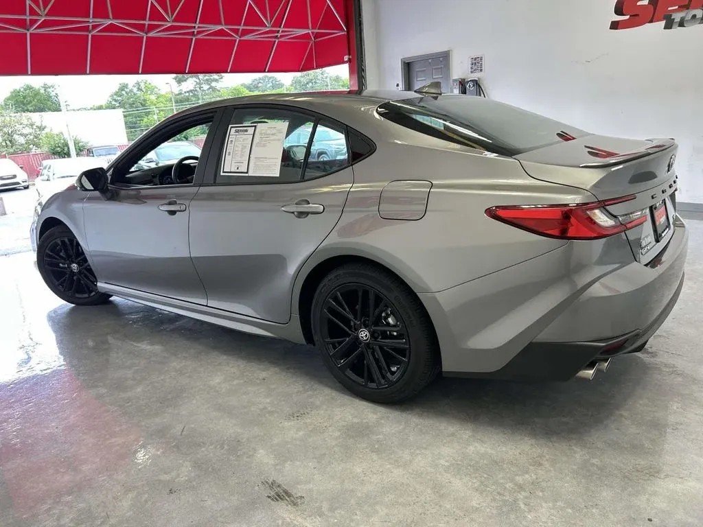 2026 Toyota Camry SE thumbnail 6