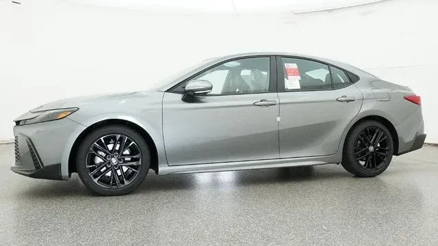 2026 Toyota Camry SE thumbnail 15