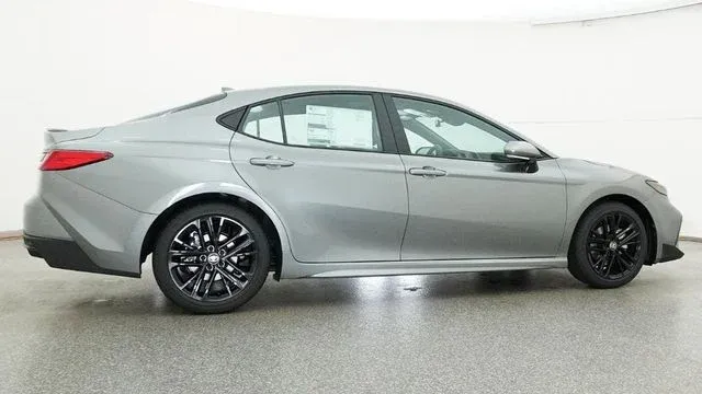 2026 Toyota Camry SE thumbnail 2