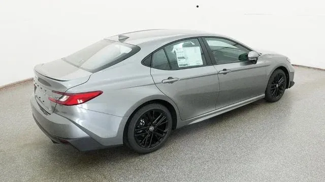 2026 Toyota Camry SE thumbnail 3