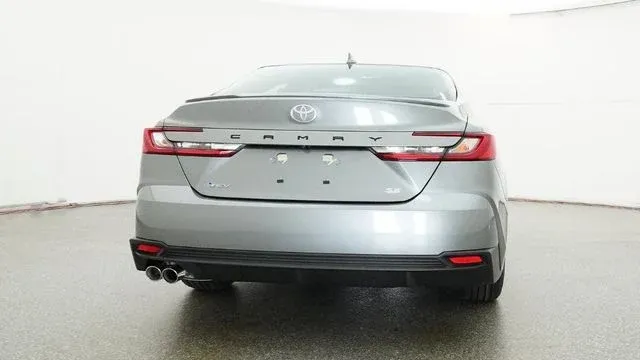 2026 Toyota Camry SE thumbnail 5