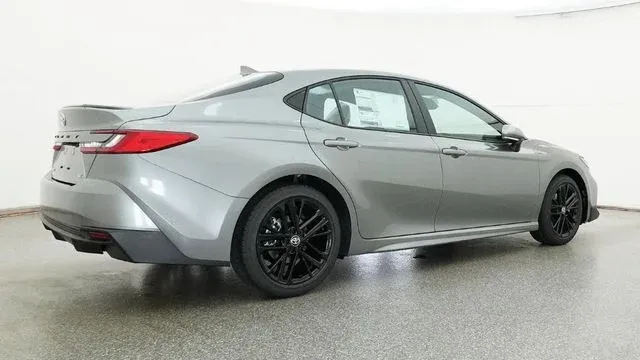 2026 Toyota Camry SE thumbnail 7