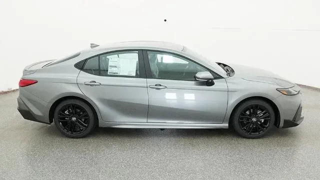 2026 Toyota Camry SE thumbnail 8