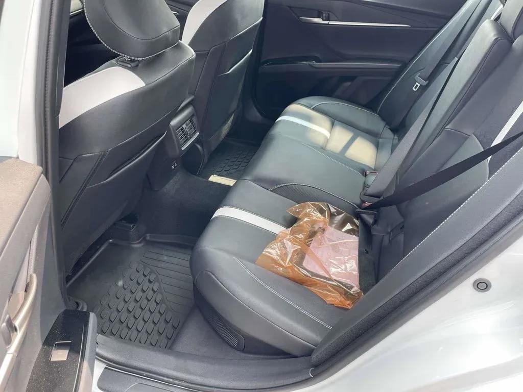 2026 Toyota Camry SE thumbnail 10