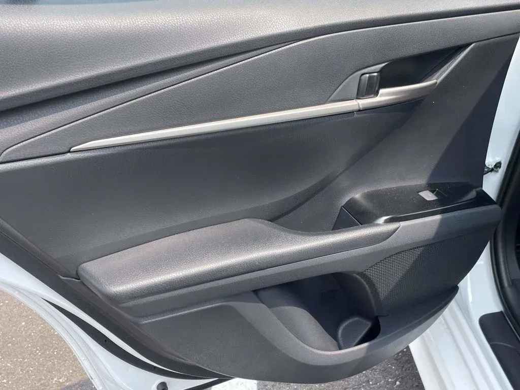 2026 Toyota Camry SE thumbnail 11