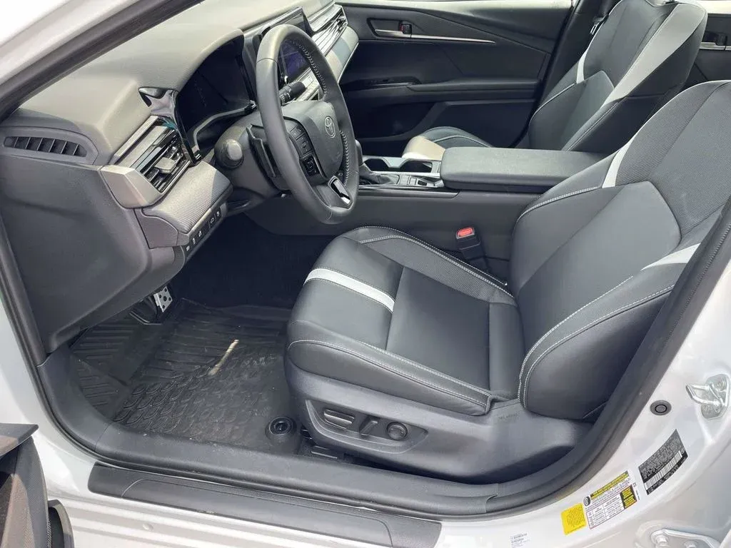 2026 Toyota Camry SE thumbnail 12