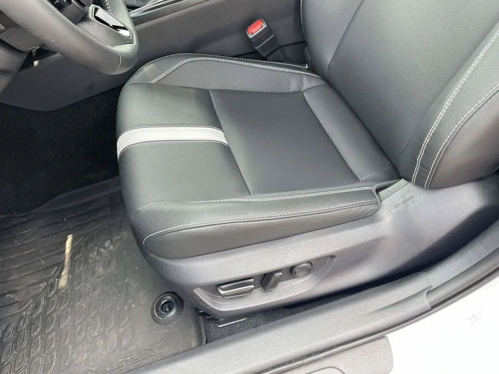 2026 Toyota Camry SE thumbnail 13