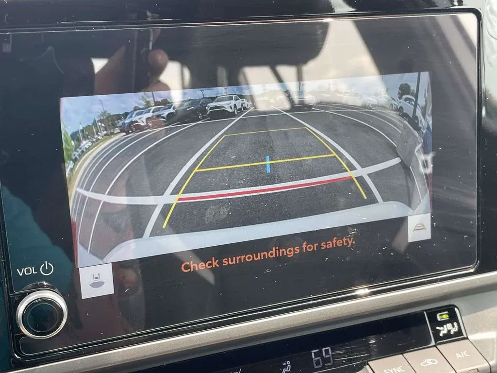 2026 Toyota Camry SE thumbnail 16
