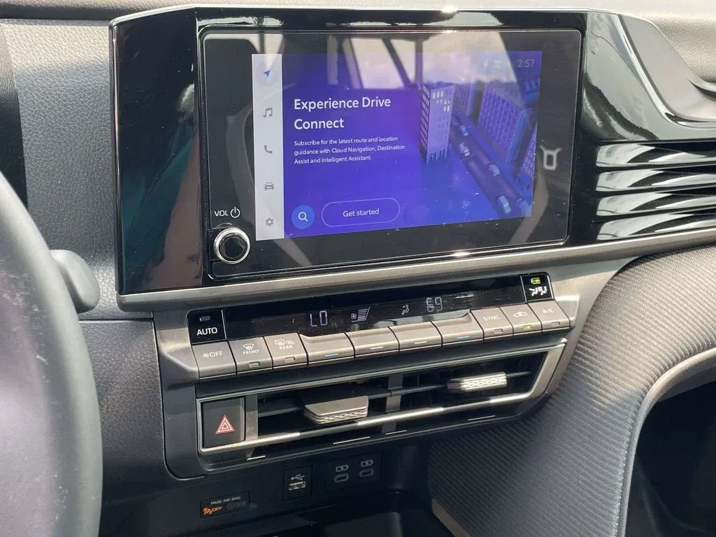 2026 Toyota Camry SE thumbnail 17