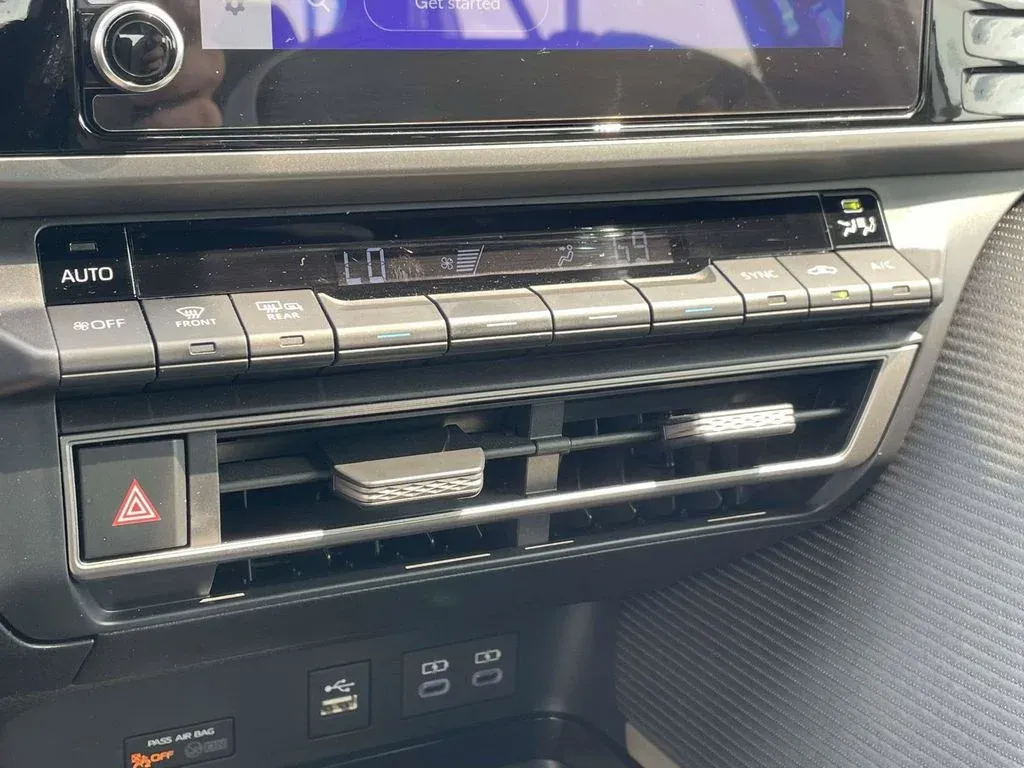 2026 Toyota Camry SE thumbnail 18