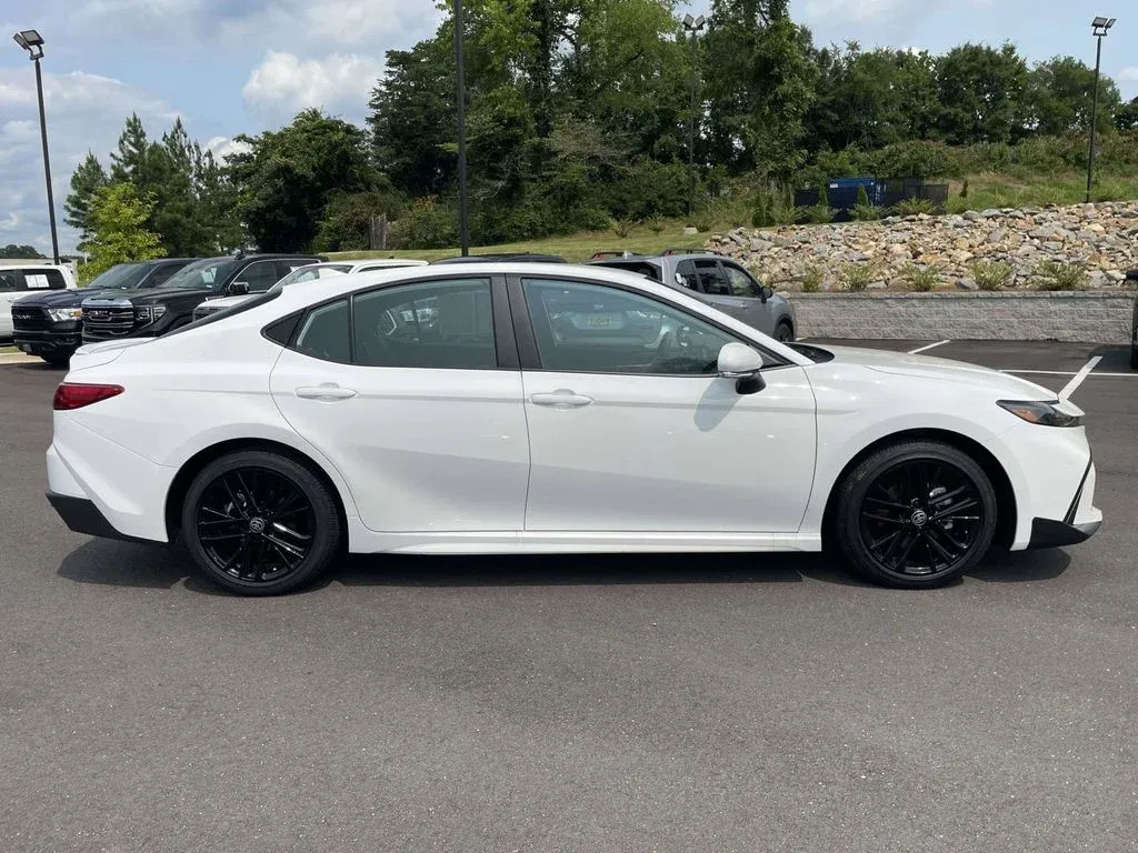 2026 Toyota Camry SE thumbnail 2