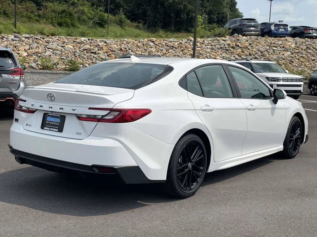 2026 Toyota Camry SE thumbnail 3