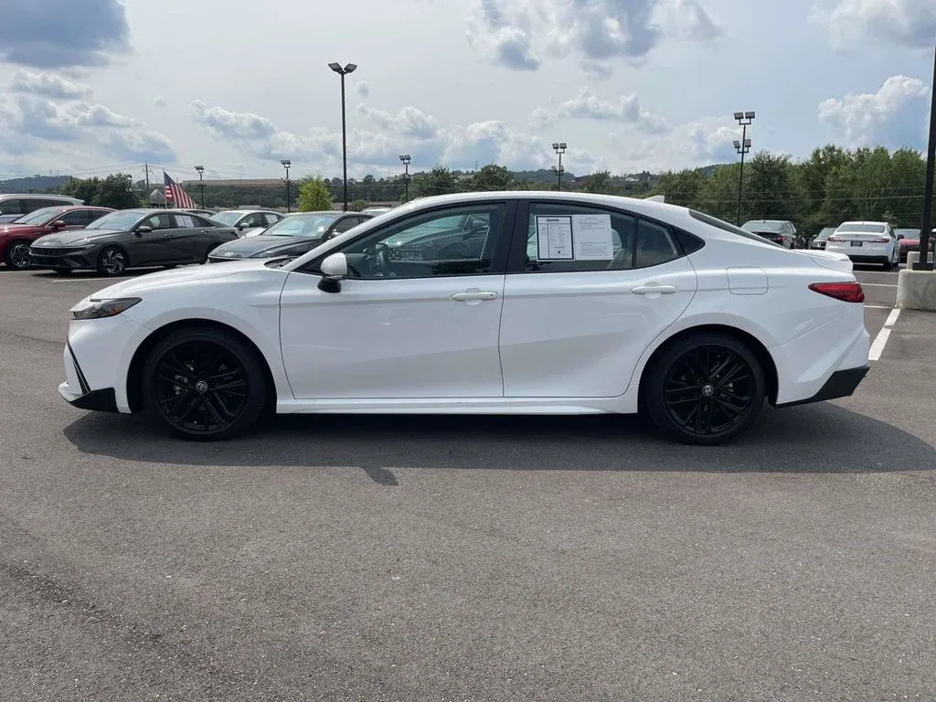 2026 Toyota Camry SE thumbnail 6