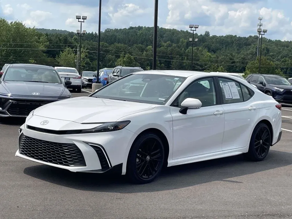 2026 Toyota Camry SE thumbnail 7