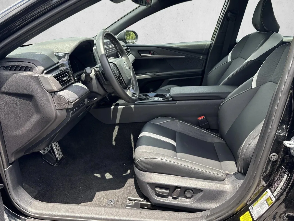 2026 Toyota Camry SE thumbnail 10