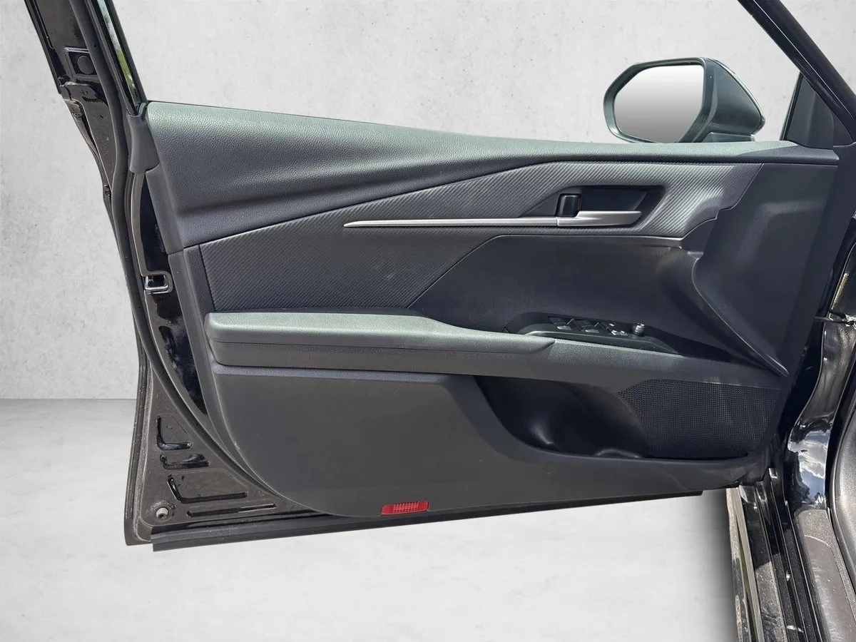 2026 Toyota Camry SE thumbnail 11