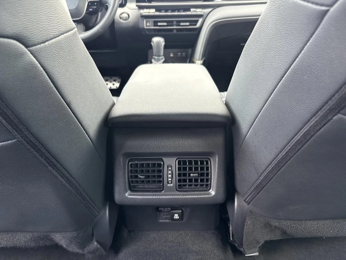 2026 Toyota Camry SE thumbnail 18