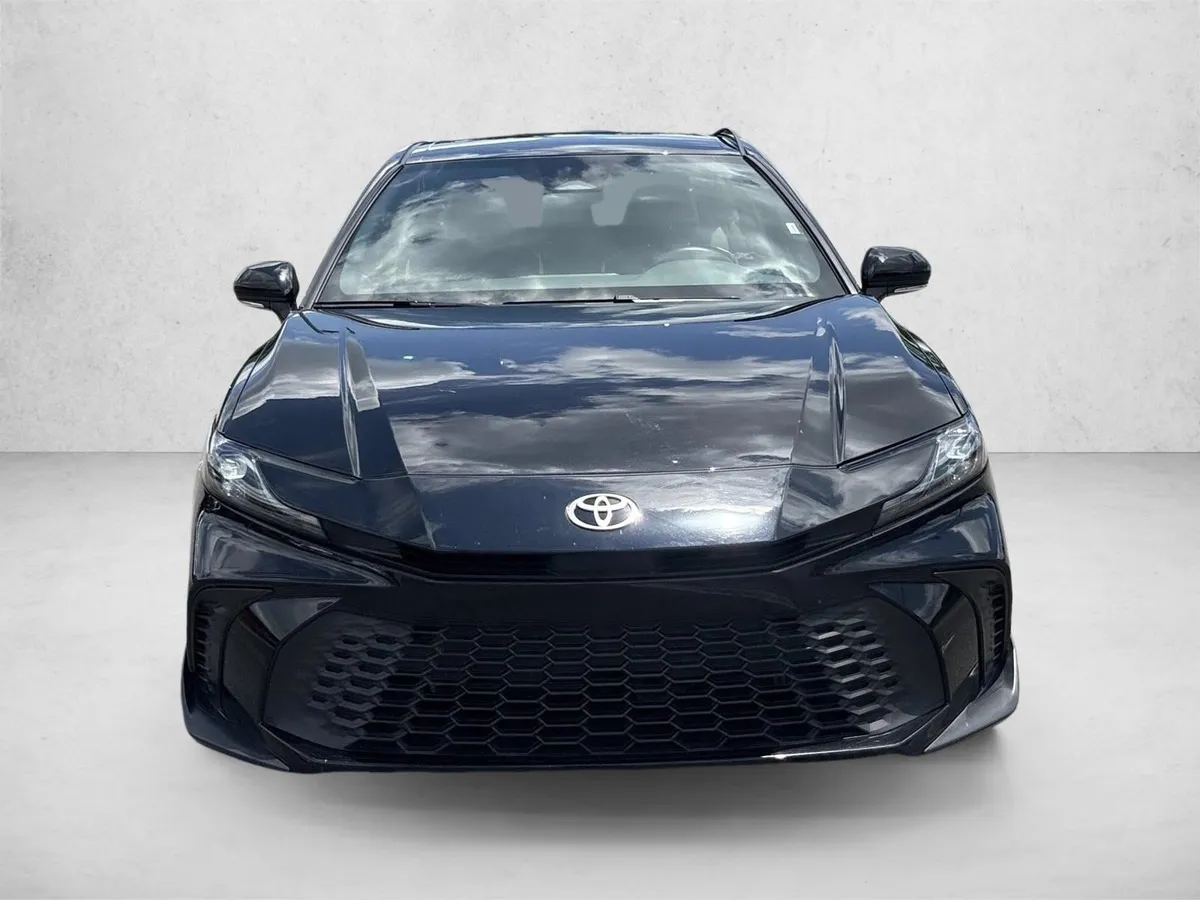 2026 Toyota Camry SE thumbnail 2