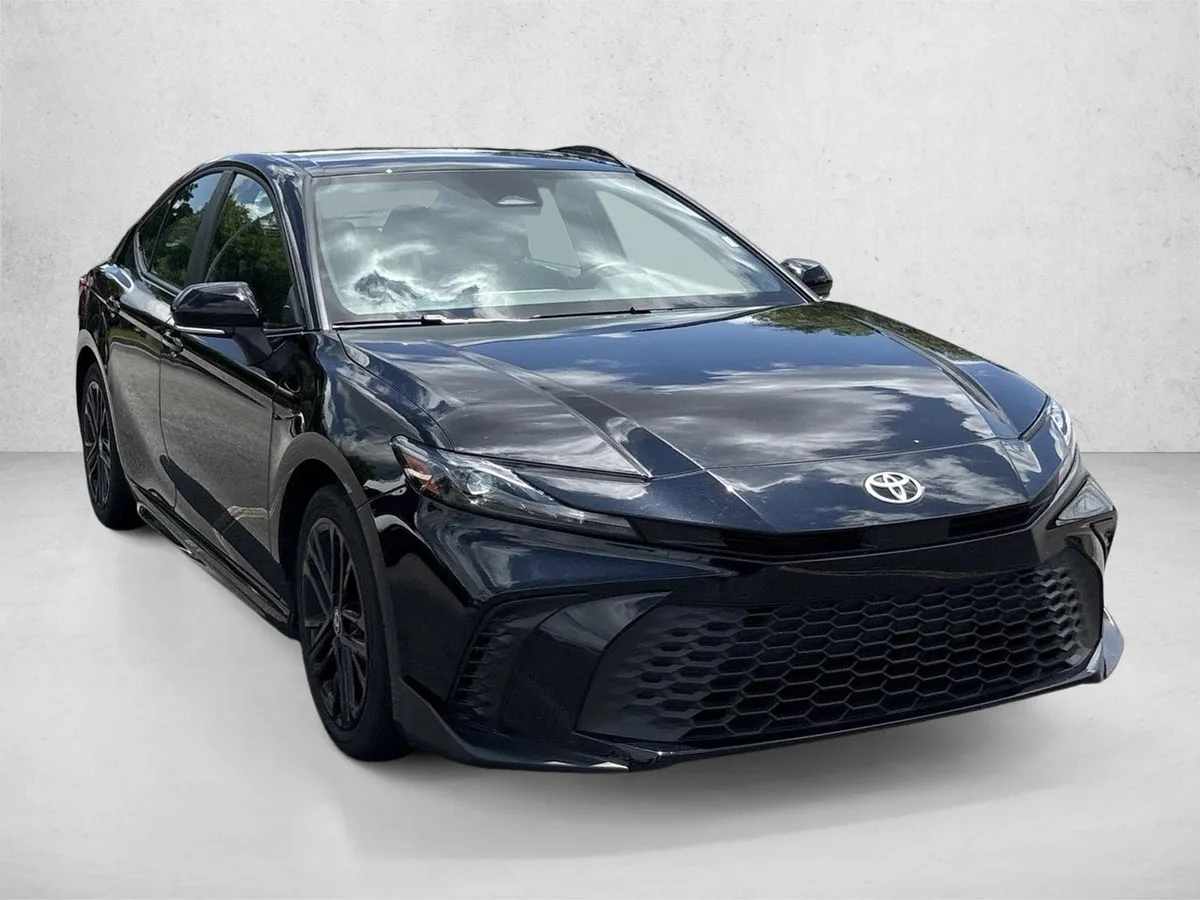 2026 Toyota Camry SE thumbnail 3