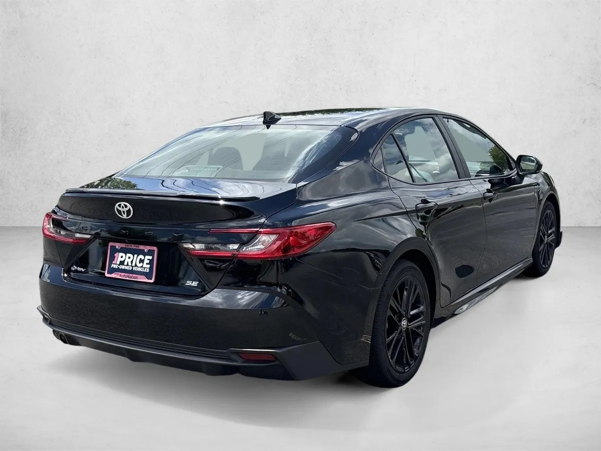 2026 Toyota Camry SE thumbnail 5