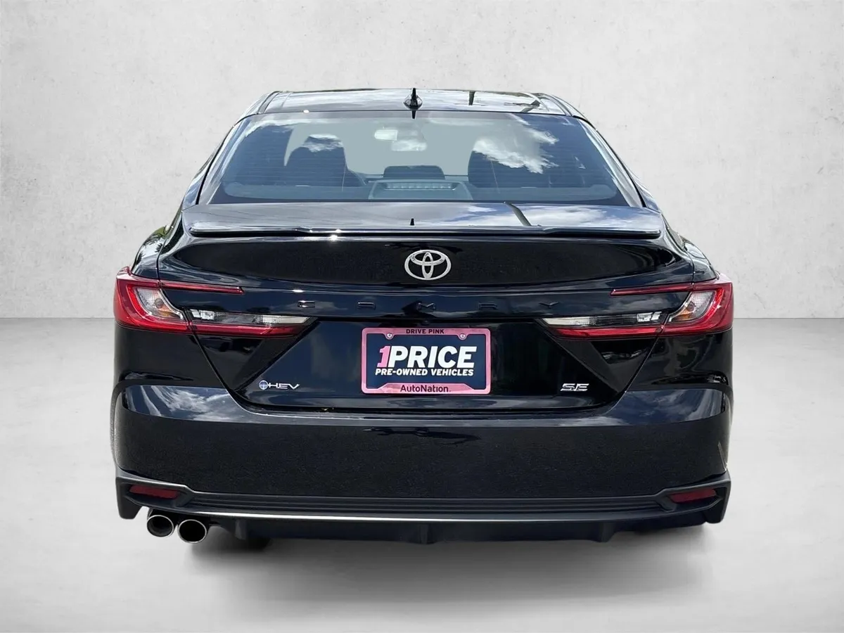 2026 Toyota Camry SE thumbnail 6