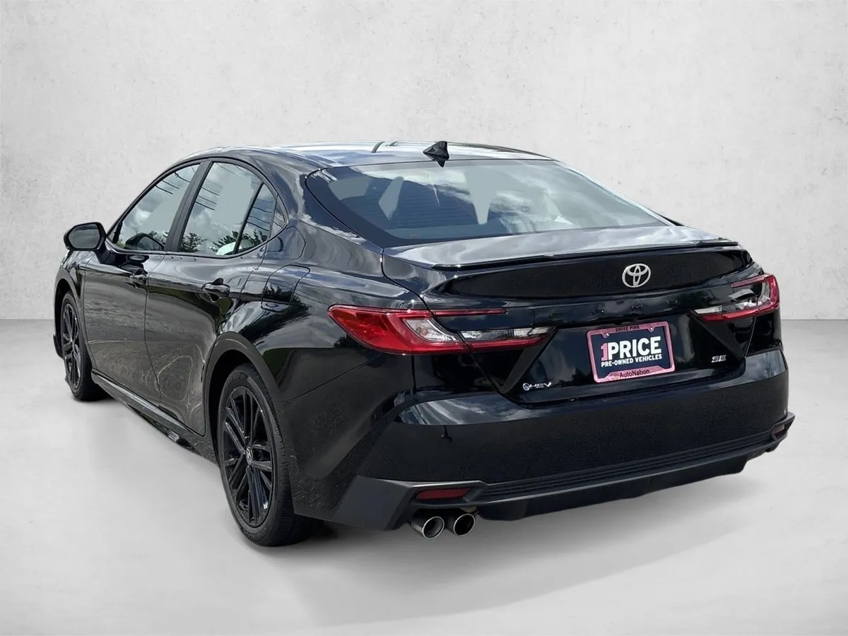 2026 Toyota Camry SE thumbnail 7
