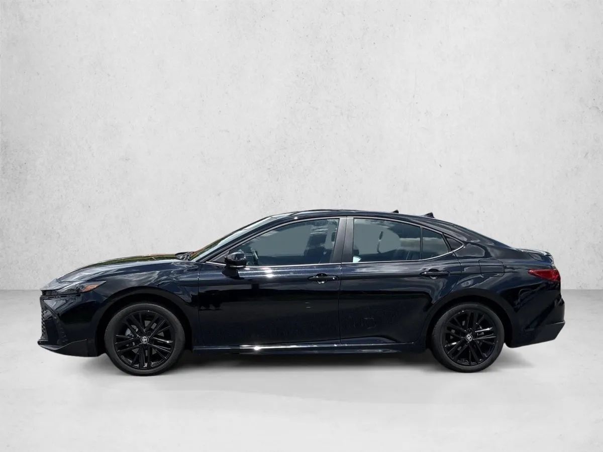 2026 Toyota Camry SE thumbnail 8