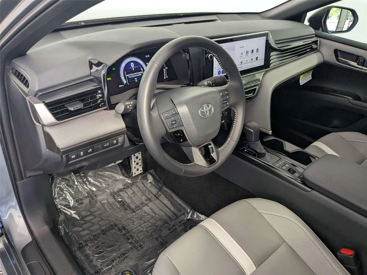 2026 Toyota Camry SE thumbnail 10