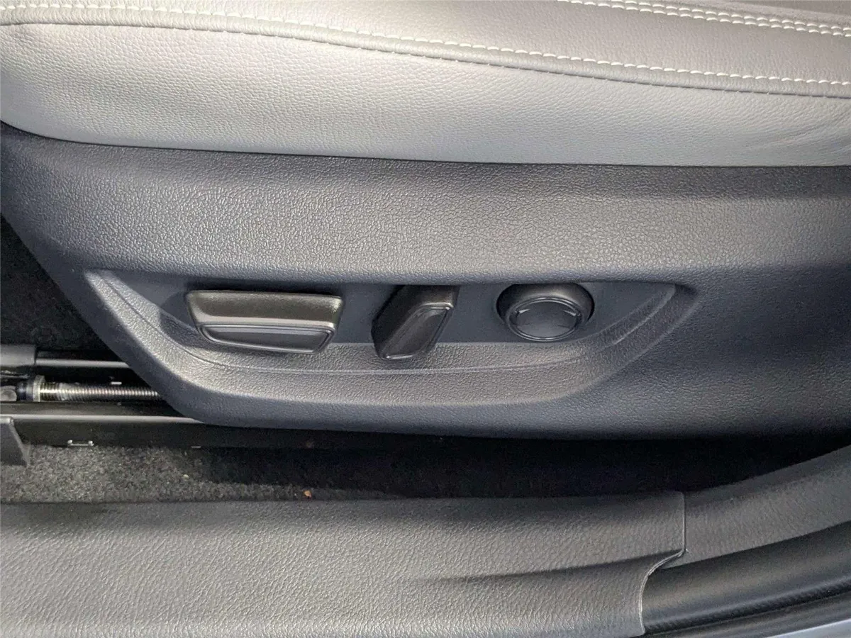 2026 Toyota Camry SE thumbnail 12