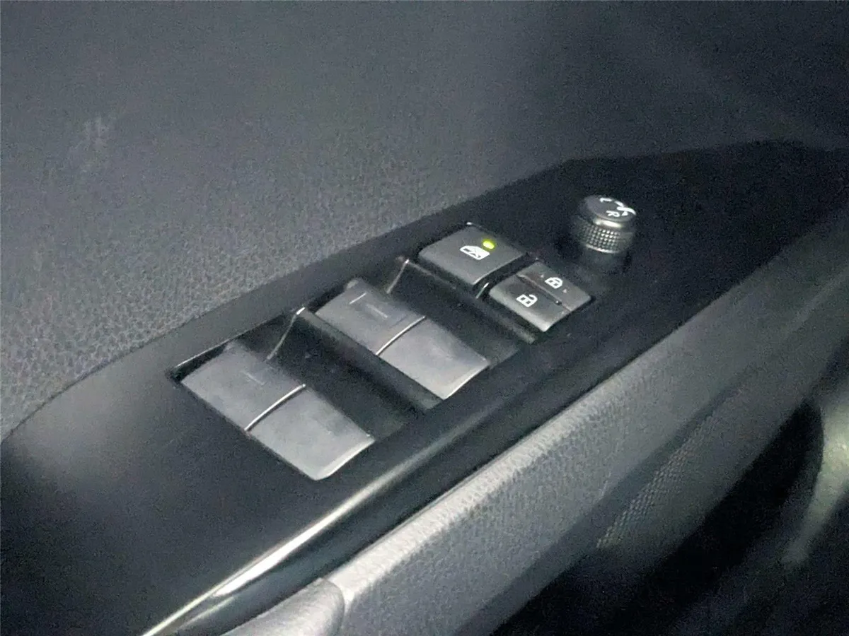 2026 Toyota Camry SE thumbnail 13