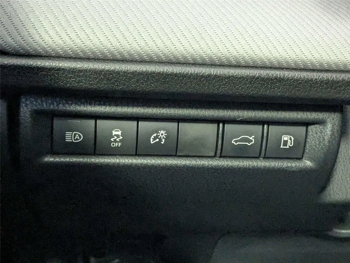 2026 Toyota Camry SE thumbnail 14