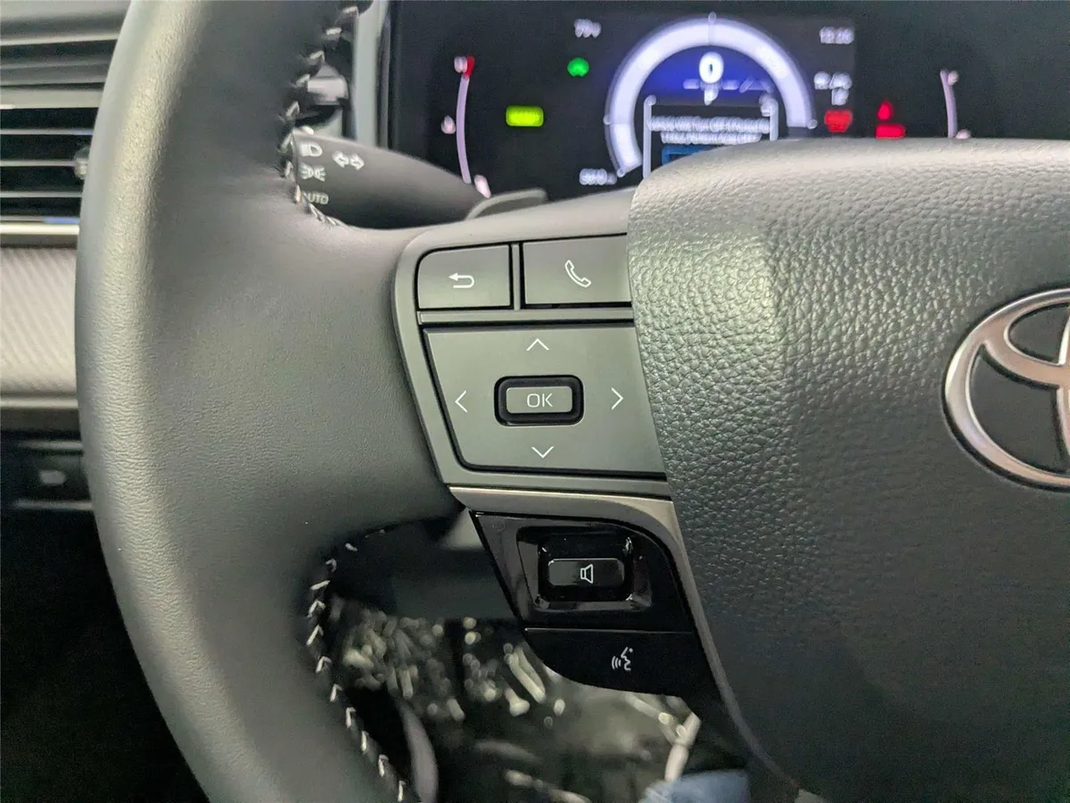 2026 Toyota Camry SE thumbnail 16