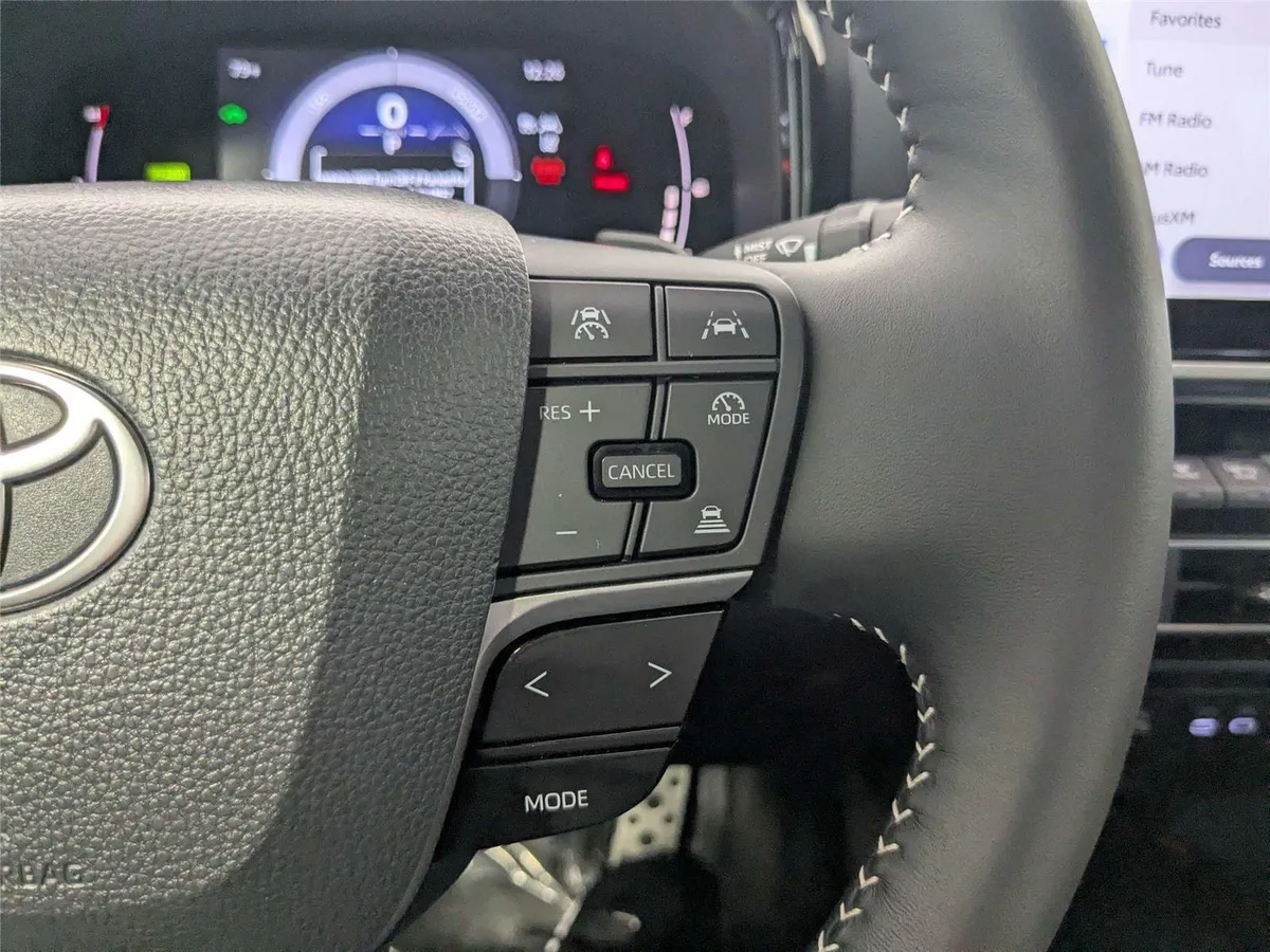 2026 Toyota Camry SE thumbnail 17