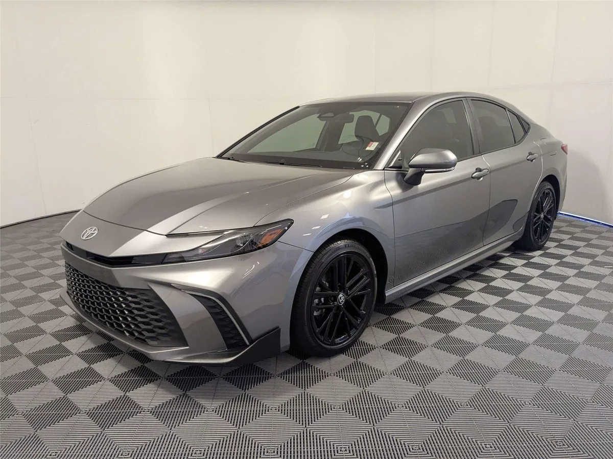 2026 Toyota Camry SE thumbnail 2