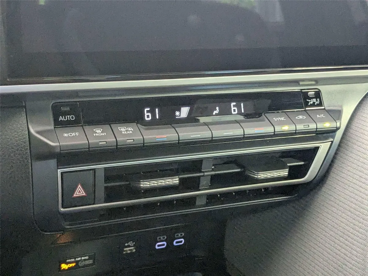 2026 Toyota Camry SE thumbnail 21