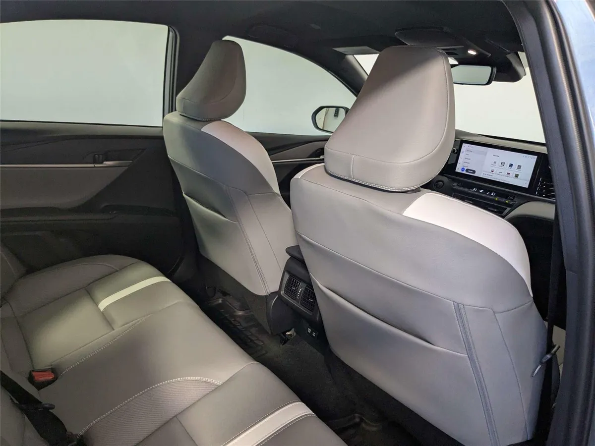 2026 Toyota Camry SE thumbnail 29