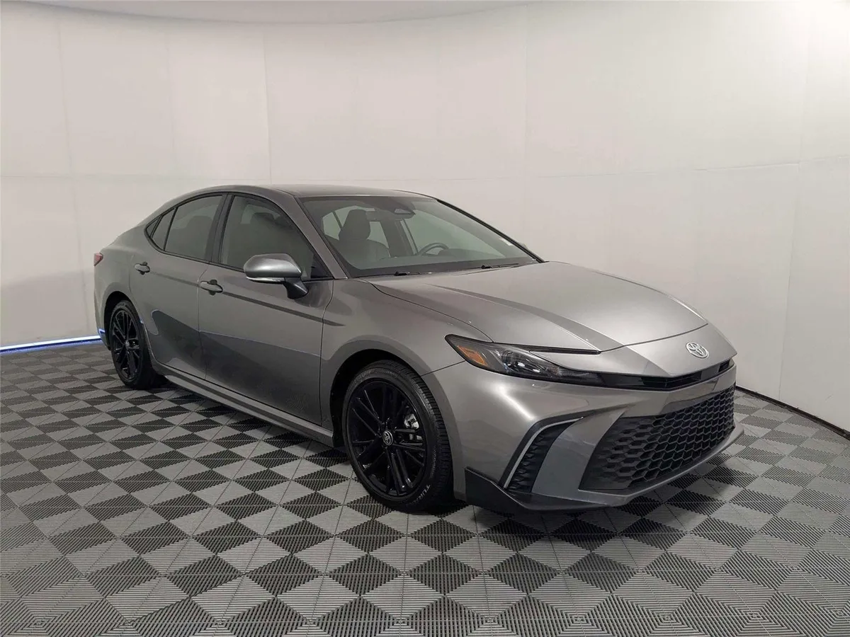 2026 Toyota Camry SE thumbnail 3
