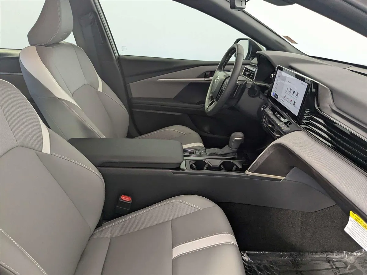 2026 Toyota Camry SE thumbnail 31
