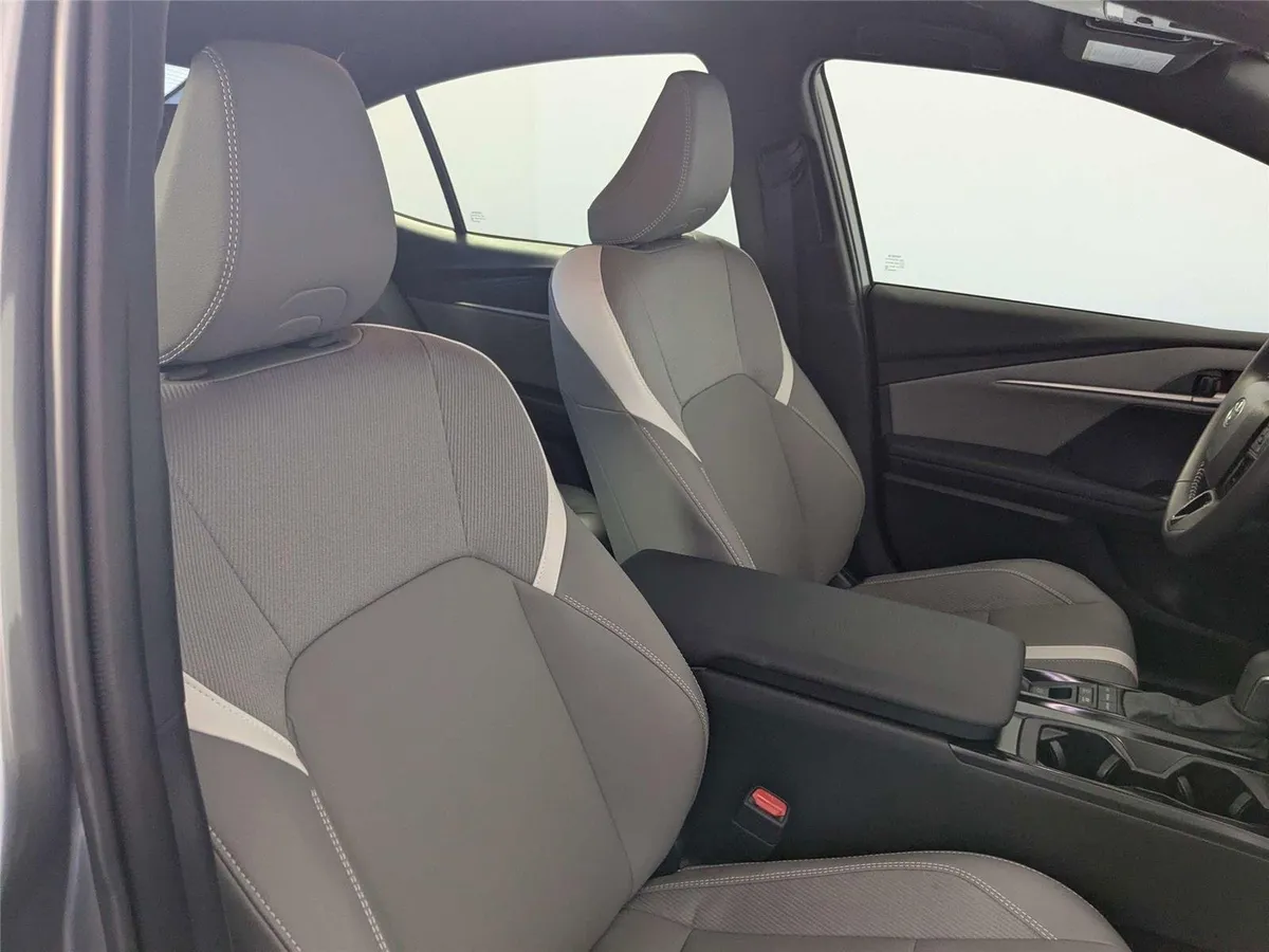 2026 Toyota Camry SE thumbnail 32