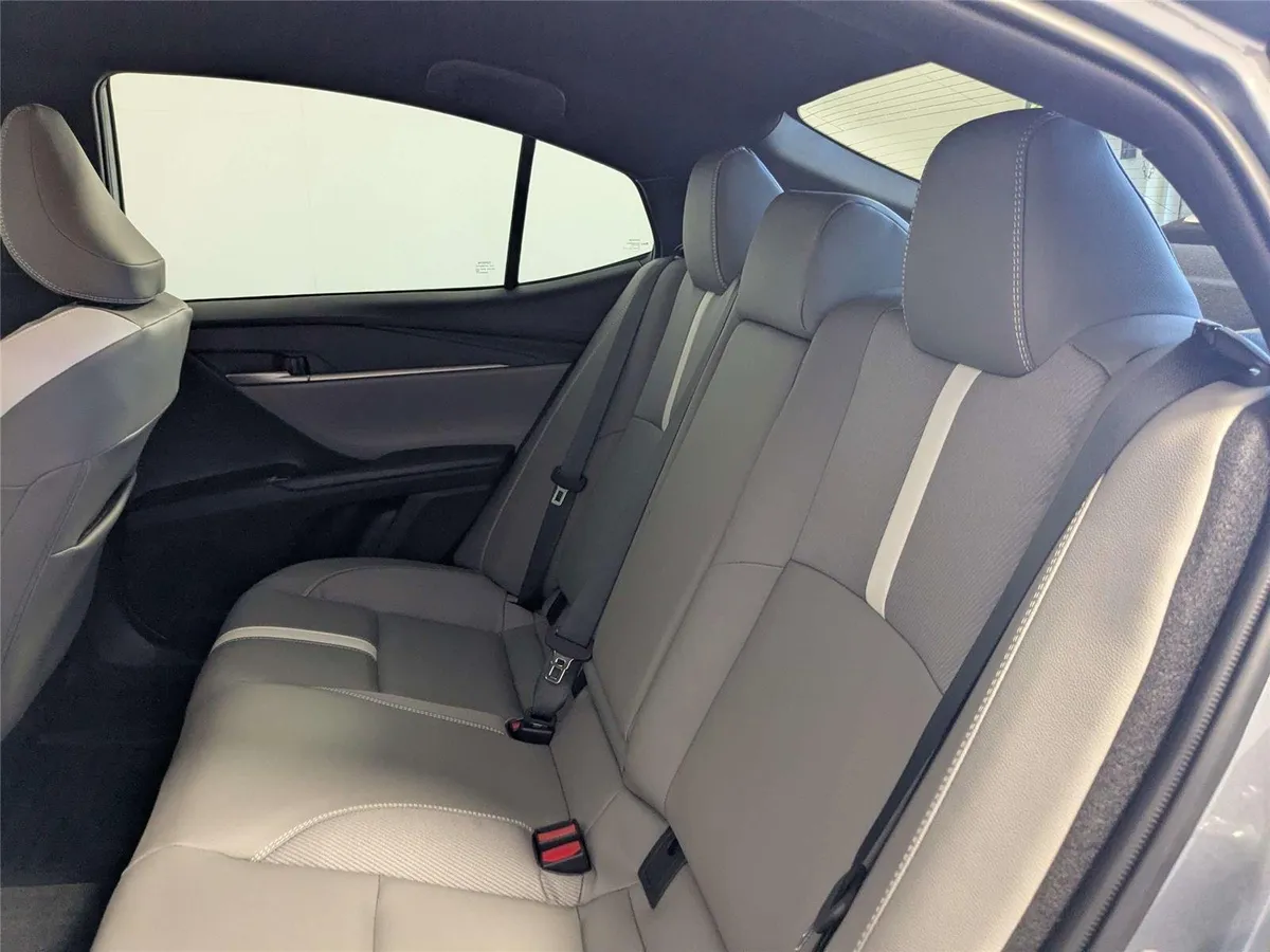2026 Toyota Camry SE thumbnail 33