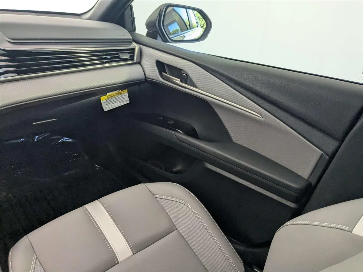 2026 Toyota Camry SE thumbnail 38