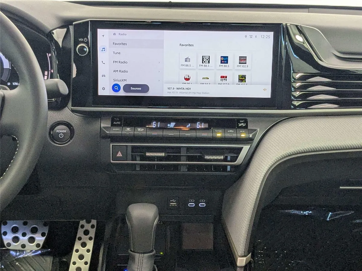 2026 Toyota Camry SE thumbnail 39