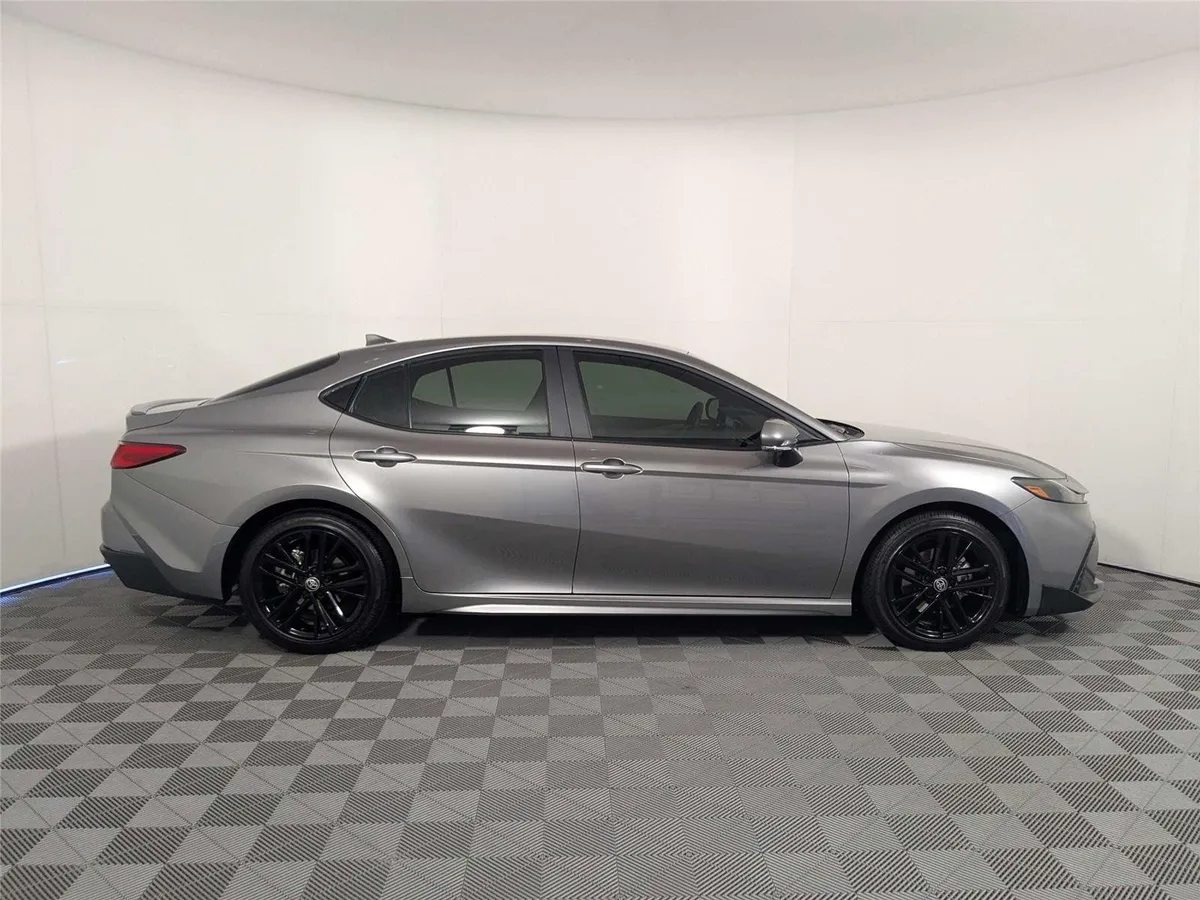 2026 Toyota Camry SE thumbnail 4