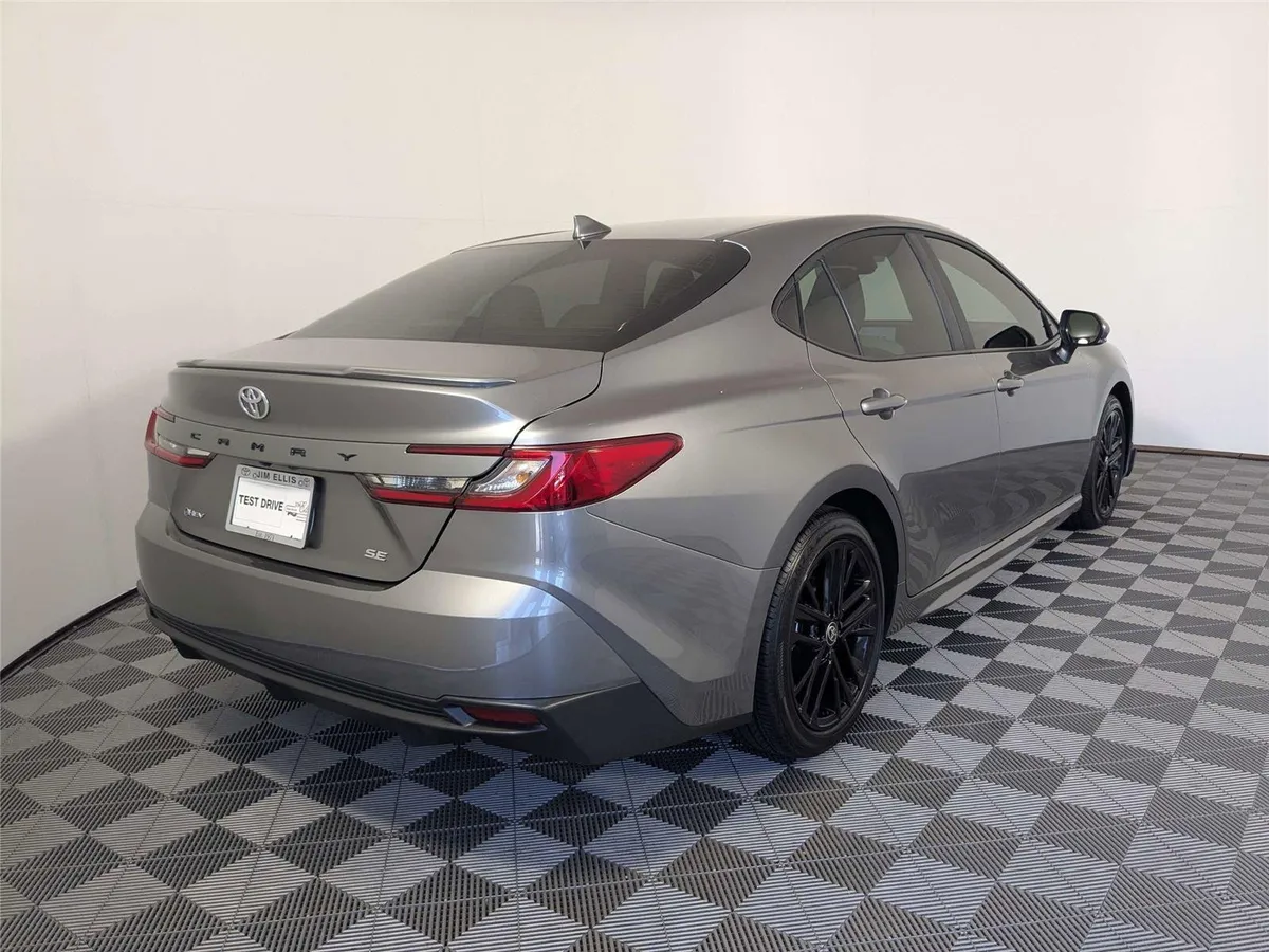 2026 Toyota Camry SE thumbnail 5
