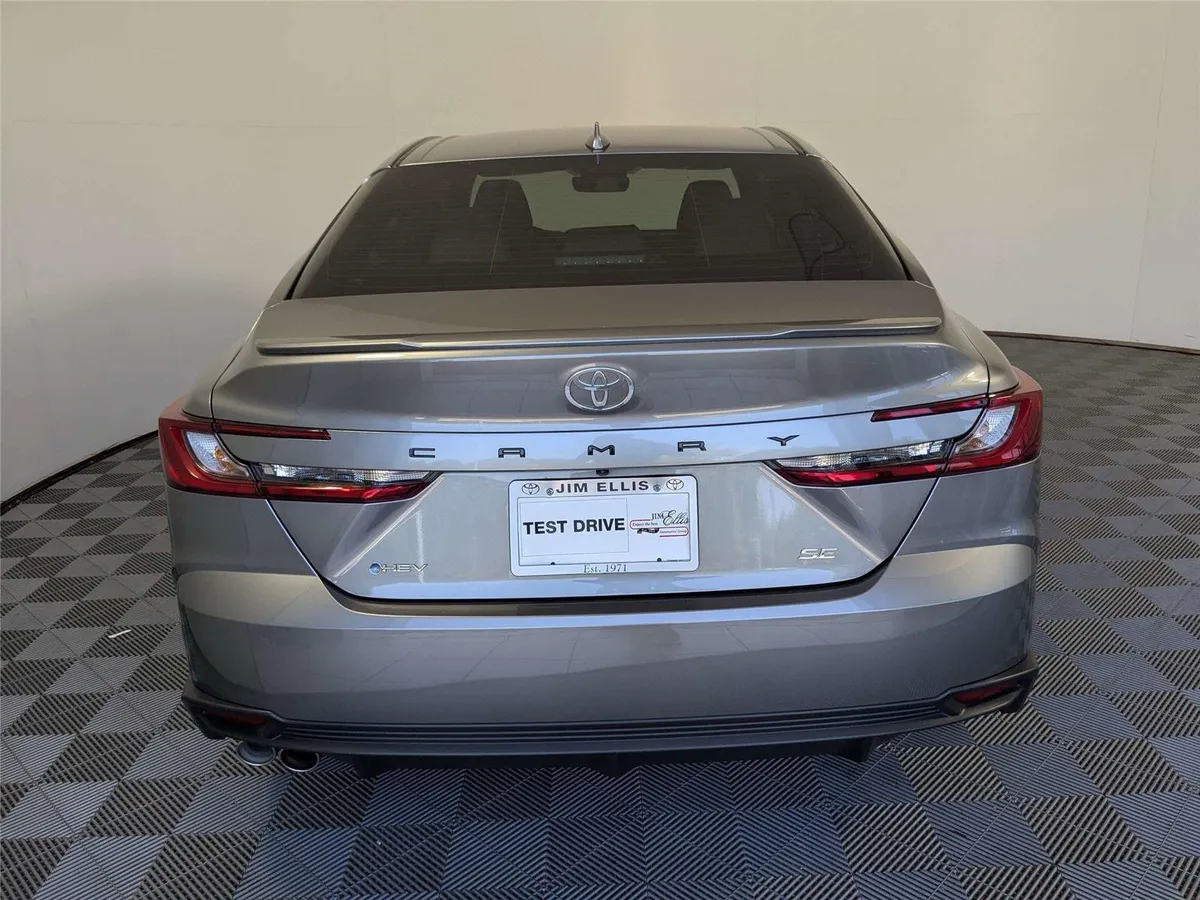 2026 Toyota Camry SE thumbnail 6