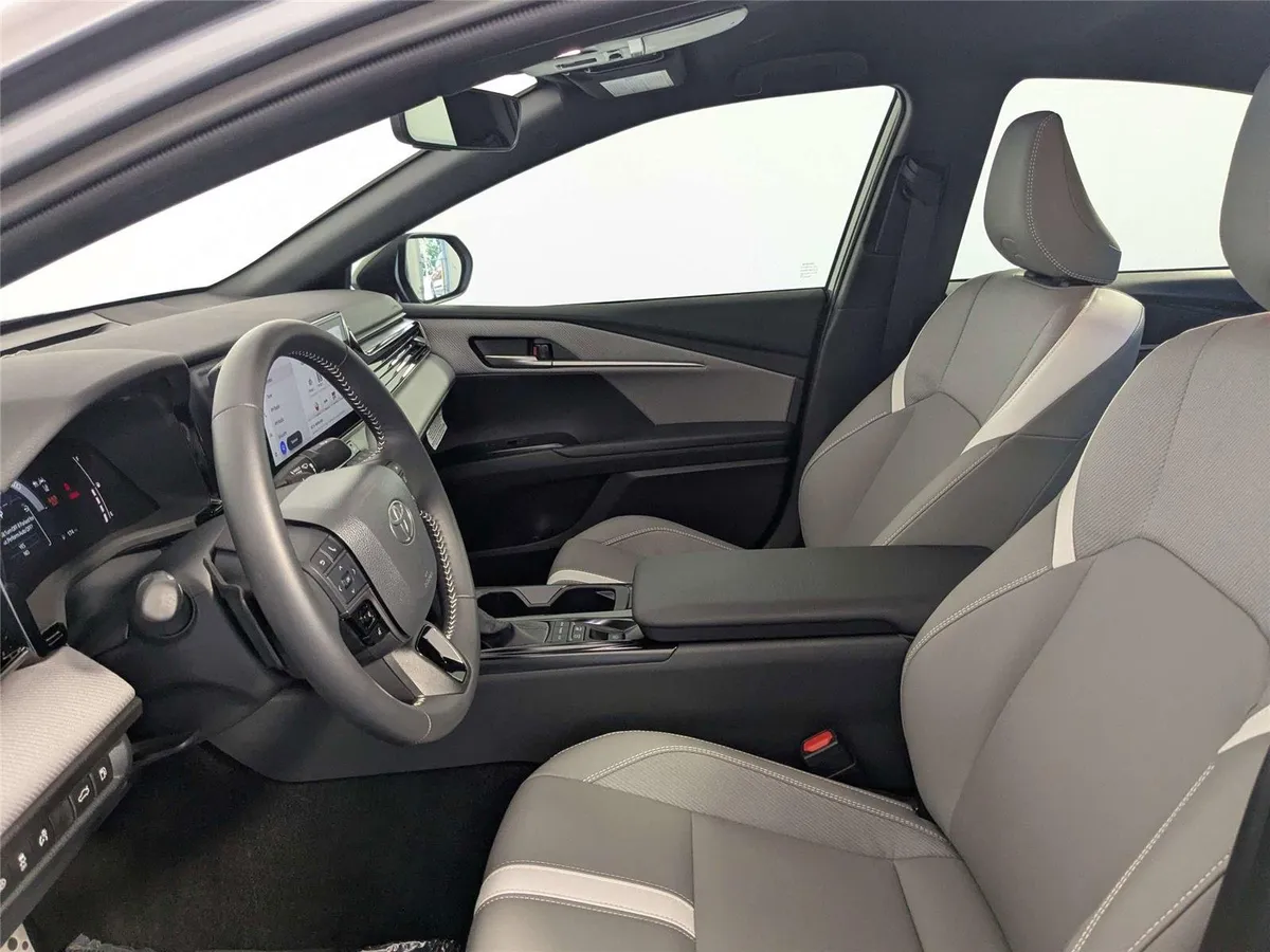 2026 Toyota Camry SE thumbnail 9