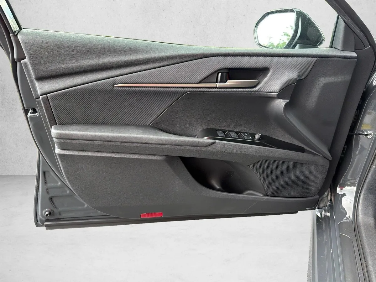 2026 Toyota Camry SE thumbnail 10