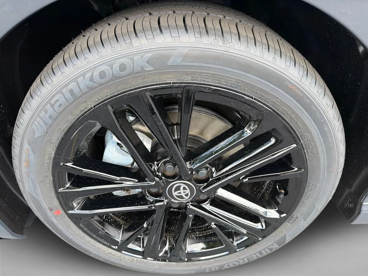 2026 Toyota Camry SE thumbnail 11