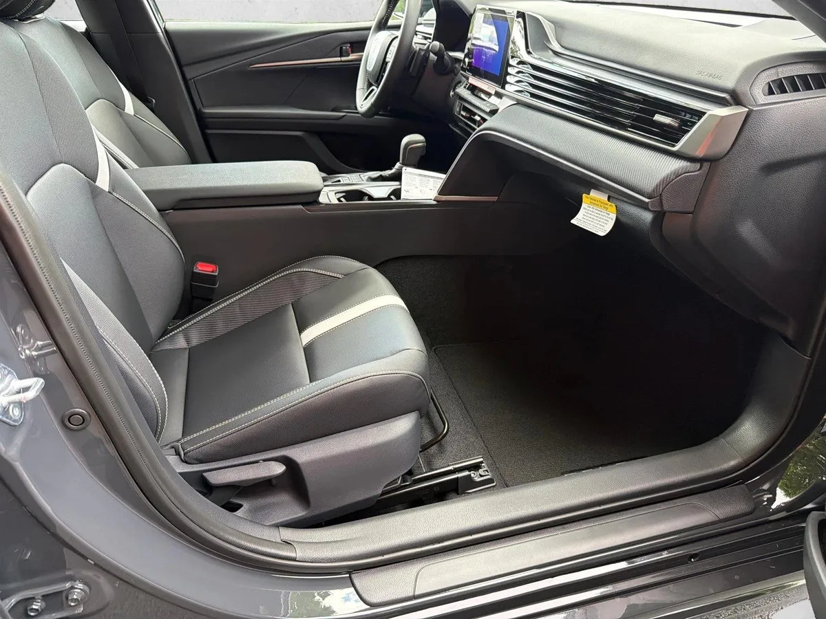 2026 Toyota Camry SE thumbnail 13