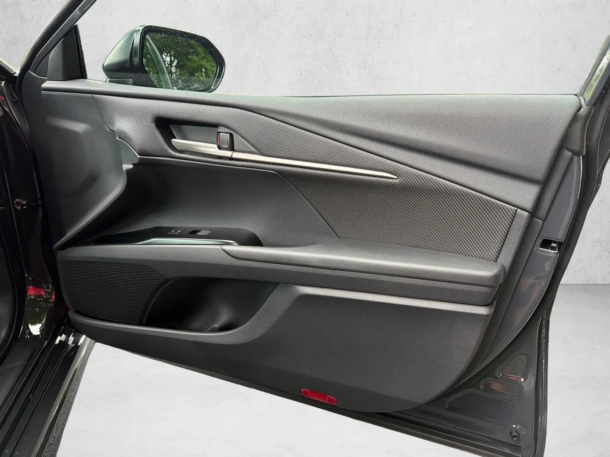 2026 Toyota Camry SE thumbnail 14